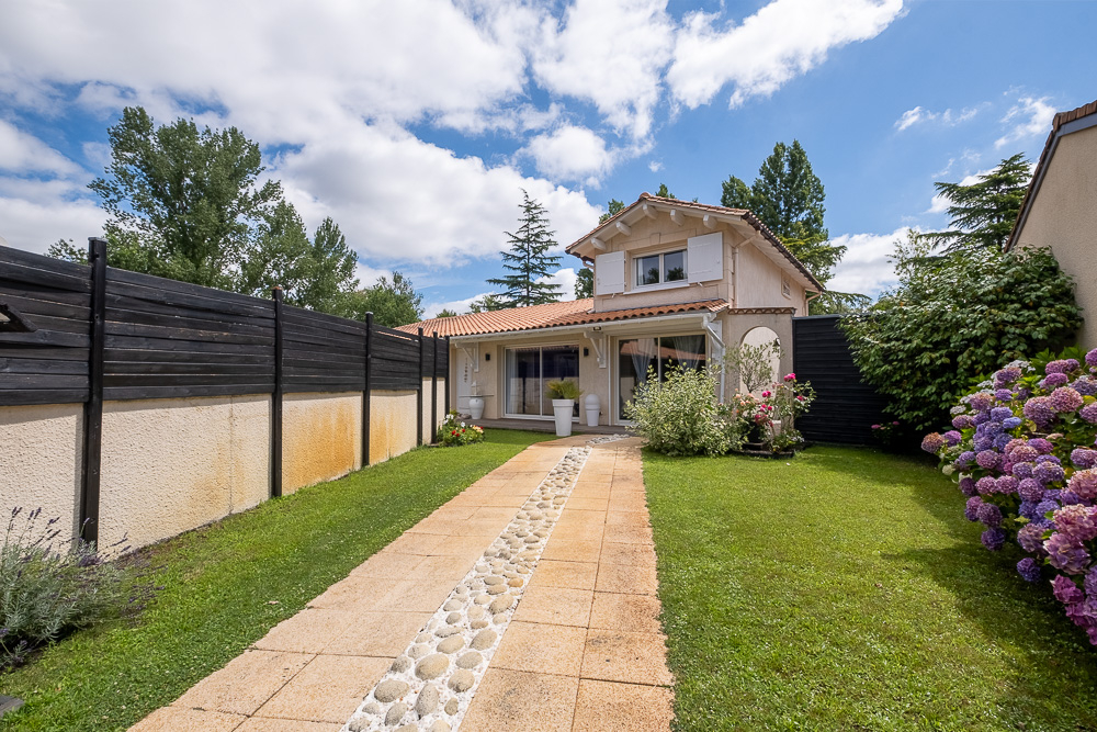 MERIGNAC SUPERBE MAISON FAMILIALE DE 140 M2 AU CALME QUATRE CHAMBRES JARDIN ET GRANDE PISCINE 16