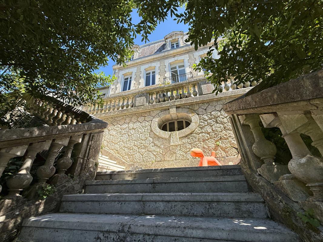 ANGOULEME Demeure de prestige Angouleme 10 pièce(s) 280 m2 18