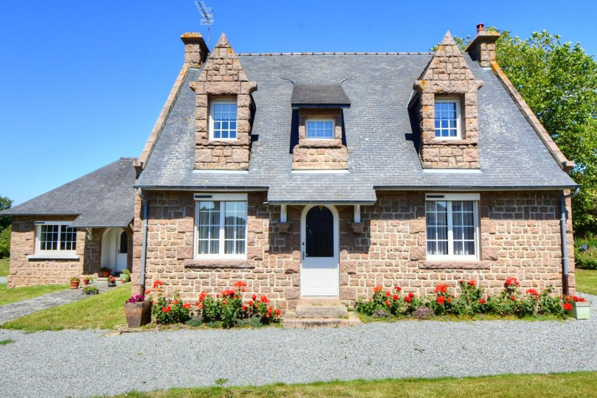 LA ROCHE-DERRIEN Maison avec partie indépendante à La Roche Jaudy 213 m2 sur 2 000 m2 de terrain 17