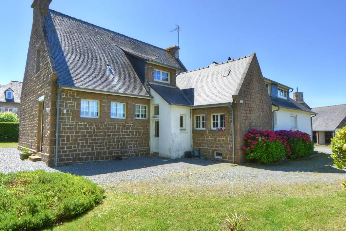 LA ROCHE-DERRIEN Maison avec partie indépendante à La Roche Jaudy 213 m2 sur 2 000 m2 de terrain 2