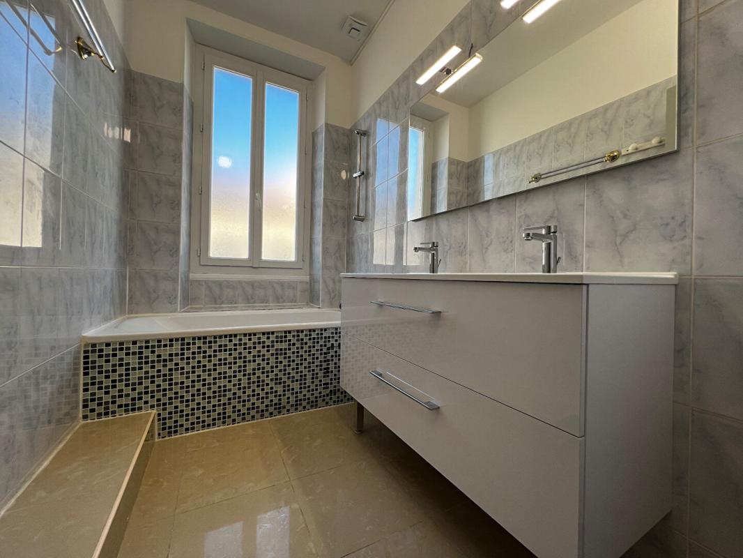 ANGOULEME Maison de ville 135 m² 9 pièces à Angoulême 13