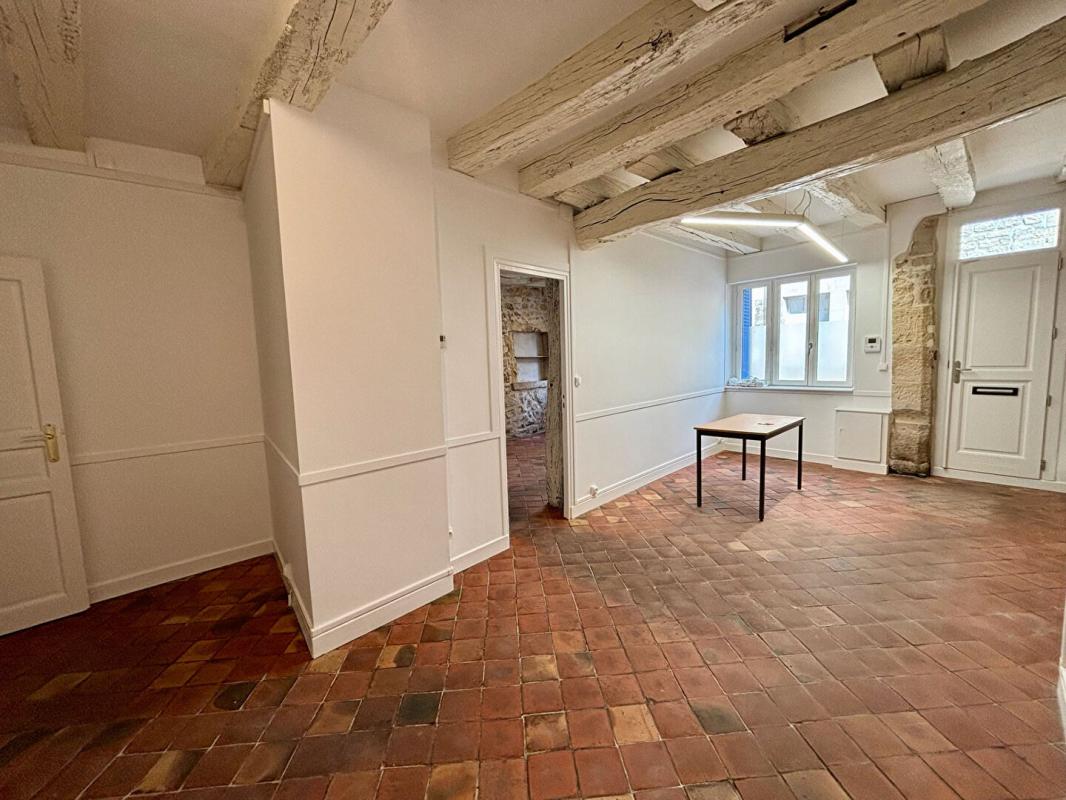 NEVERS Appartement Nevers 3 pièce(s) 95 m2 - 2 chambres - Rez-de-chaussée - dépendance - pas de travaux 2