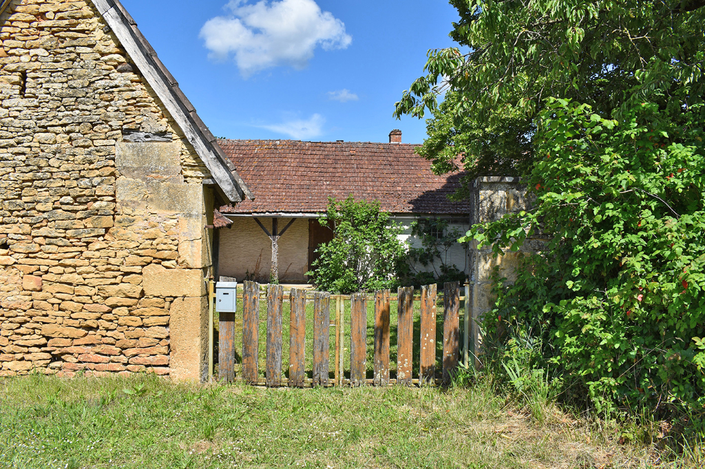 AUBAS corps de ferme Aubas 5 pièce(s) 95 m2 1