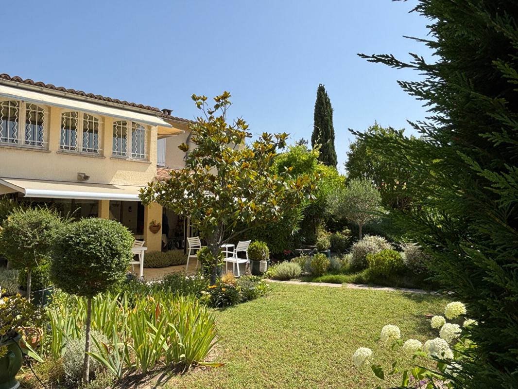 UZES À Uzès, une maison au charme singulier dans un écrin de nature 10