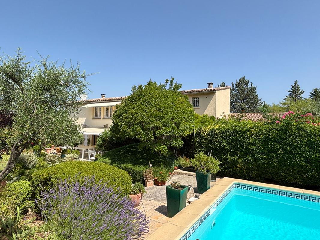 UZES À Uzès, une maison au charme singulier dans un écrin de nature 11