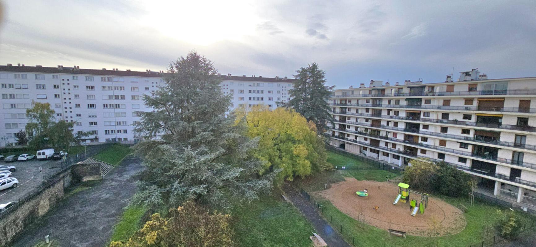 PERIGUEUX Appartement type 6, à rénover, situé au 4ème étage d'une copropriété avec cave et ascenseur 1