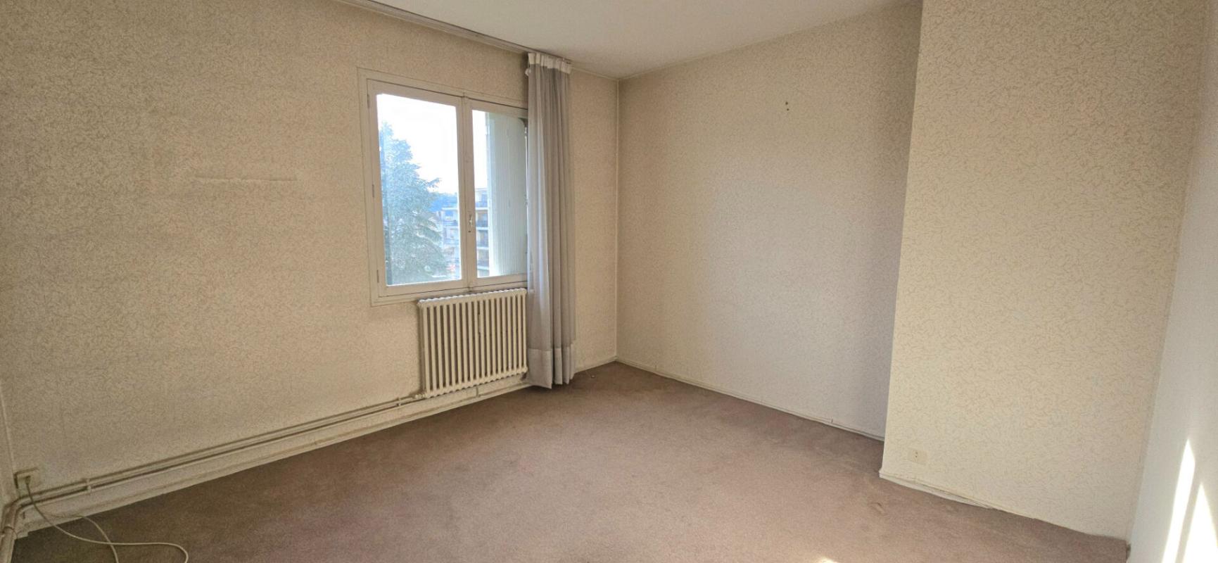 PERIGUEUX Appartement type 6, à rénover, situé au 4ème étage d'une copropriété avec cave et ascenseur 6
