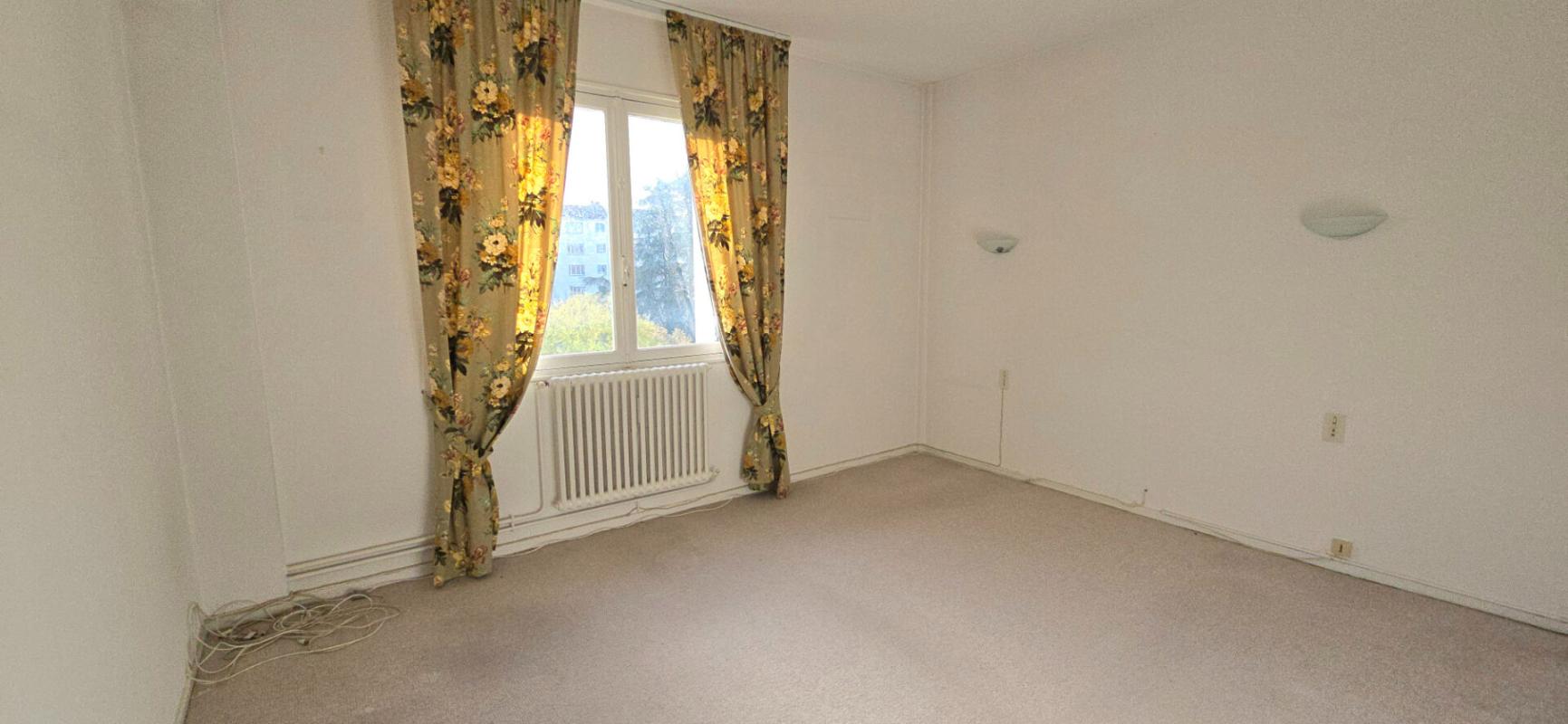 PERIGUEUX Appartement type 6, à rénover, situé au 4ème étage d'une copropriété avec cave et ascenseur 7