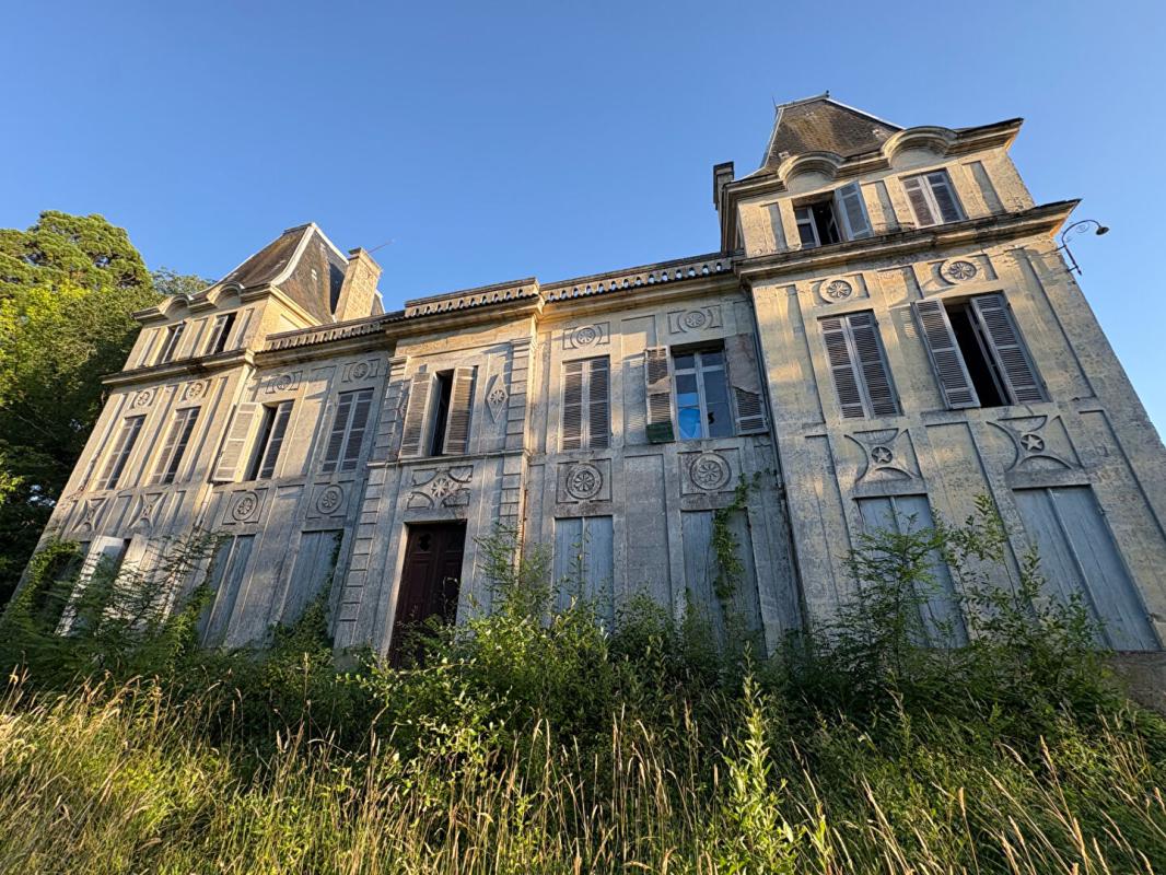SAUVETERRE-DE-GUYENNE Château fin XIXe au coeur du vignoble girondin 1