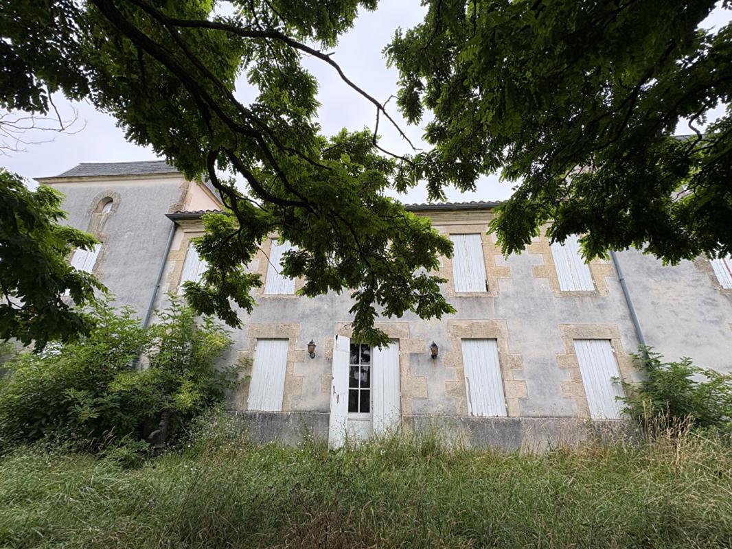 MASSUGAS Château confidentiel à Massugas, dominant les côteaux, entre Pellegrue et Sauveterre de Guyenne 11