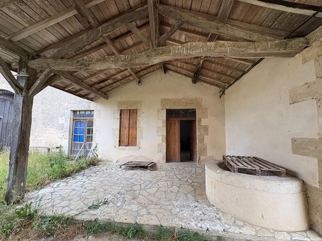 MASSUGAS Château confidentiel à Massugas, dominant les côteaux, entre Pellegrue et Sauveterre de Guyenne 17