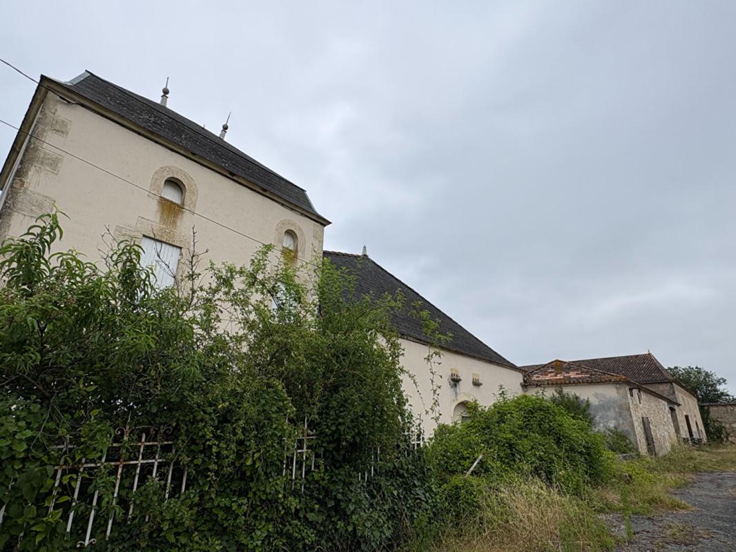 MASSUGAS Château confidentiel à Massugas, dominant les côteaux, entre Pellegrue et Sauveterre de Guyenne 6