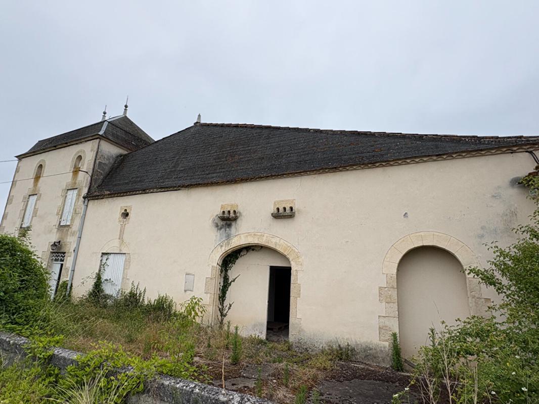 MASSUGAS Château confidentiel à Massugas, dominant les côteaux, entre Pellegrue et Sauveterre de Guyenne 7