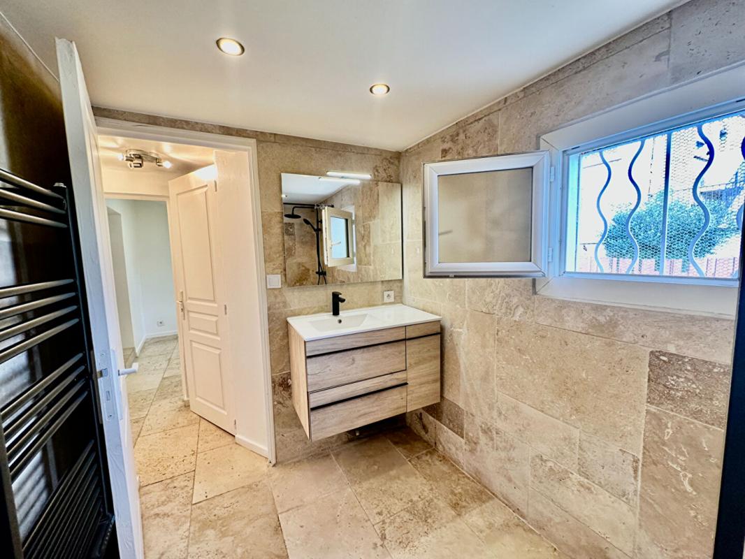 LA SEYNE-SUR-MER MAR VIVO - 10 MINUTES A PIED DES PLAGES ET COMMERCES A PROXIMITE IMMEDIATE  - 4  pièces  80 m2 - CAVE - GARAGE 8