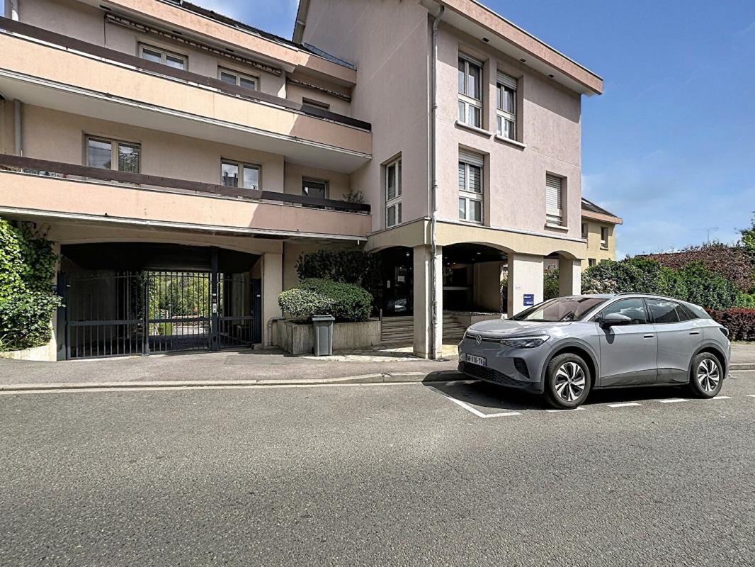IGNY T2 AVEC TERRASSE, PARKING ET VUE FORÊT AUCUN VIS-À-VIS 10
