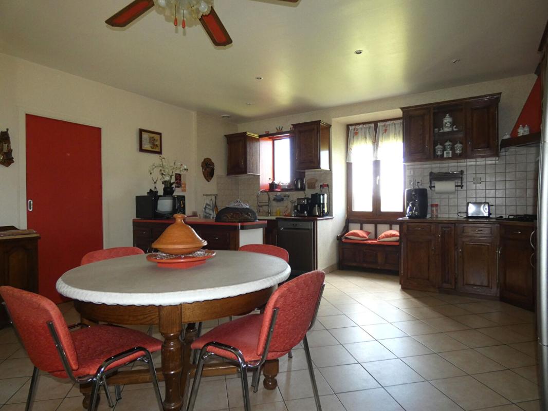 BOISSEUILH Maison 150 m2 habitables / 3 chambres / grange 154m² / terrain 9357m² 12