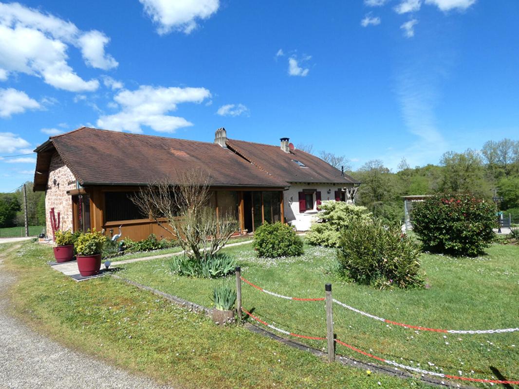 BOISSEUILH Maison 150 m2 habitables / 3 chambres / grange 154m² / terrain 9357m² 2