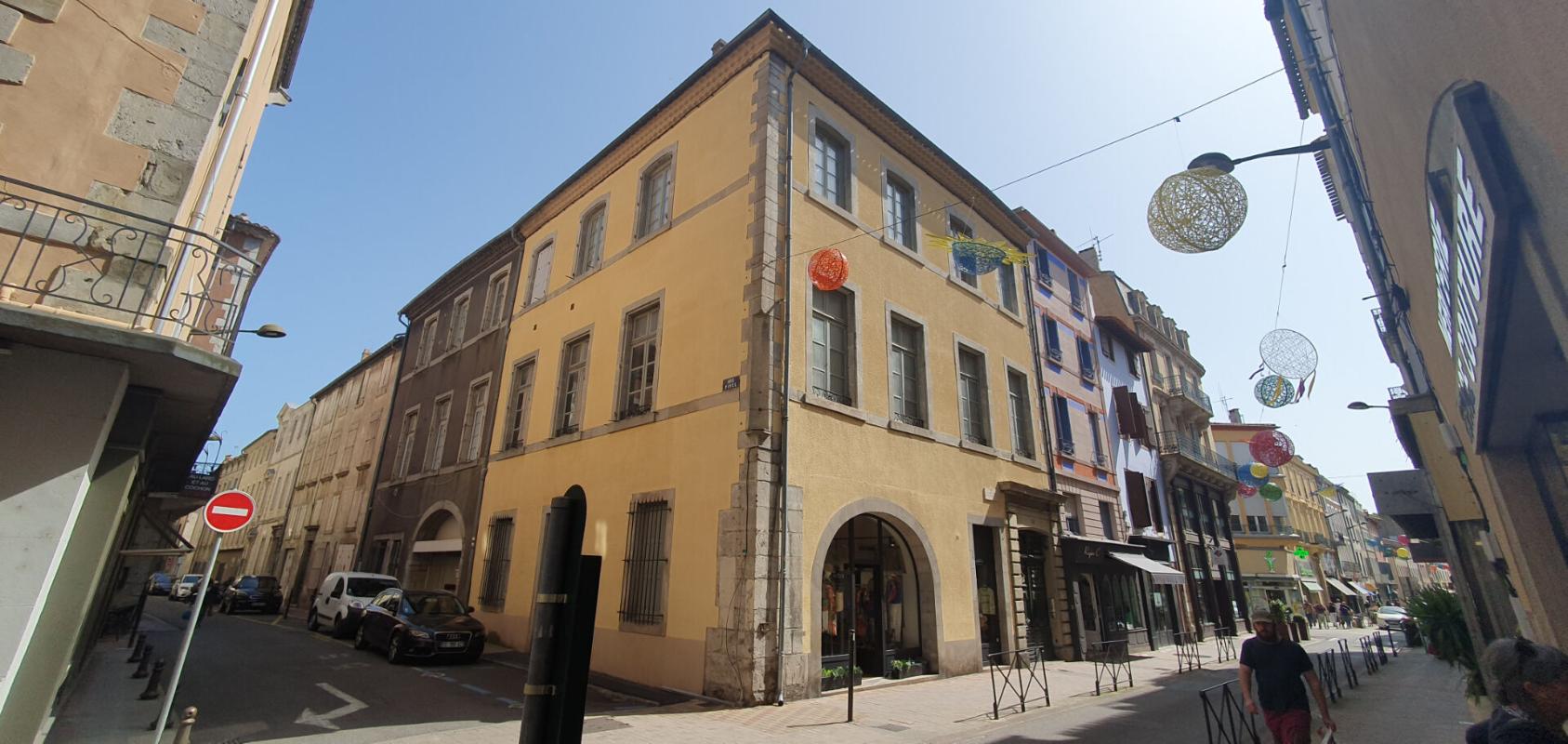 CARCASSONNE EXCLUSIVITE ! Investissez dans l'histoire ! Un hôtel particulier avec tour classée du XVe siècle, 7 appartements, un local commercial loué et une cour intérieure pleine de charme. Un bien unique à Carcassonne 1
