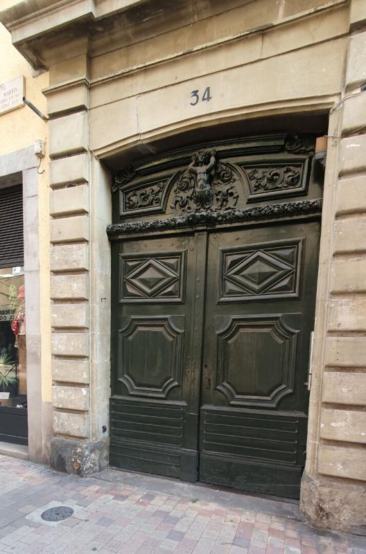 CARCASSONNE EXCLUSIVITE ! Investissez dans l'histoire ! Un hôtel particulier avec tour classée du XVe siècle, 7 appartements, un local commercial loué et une cour intérieure pleine de charme. Un bien unique à Carcassonne 2