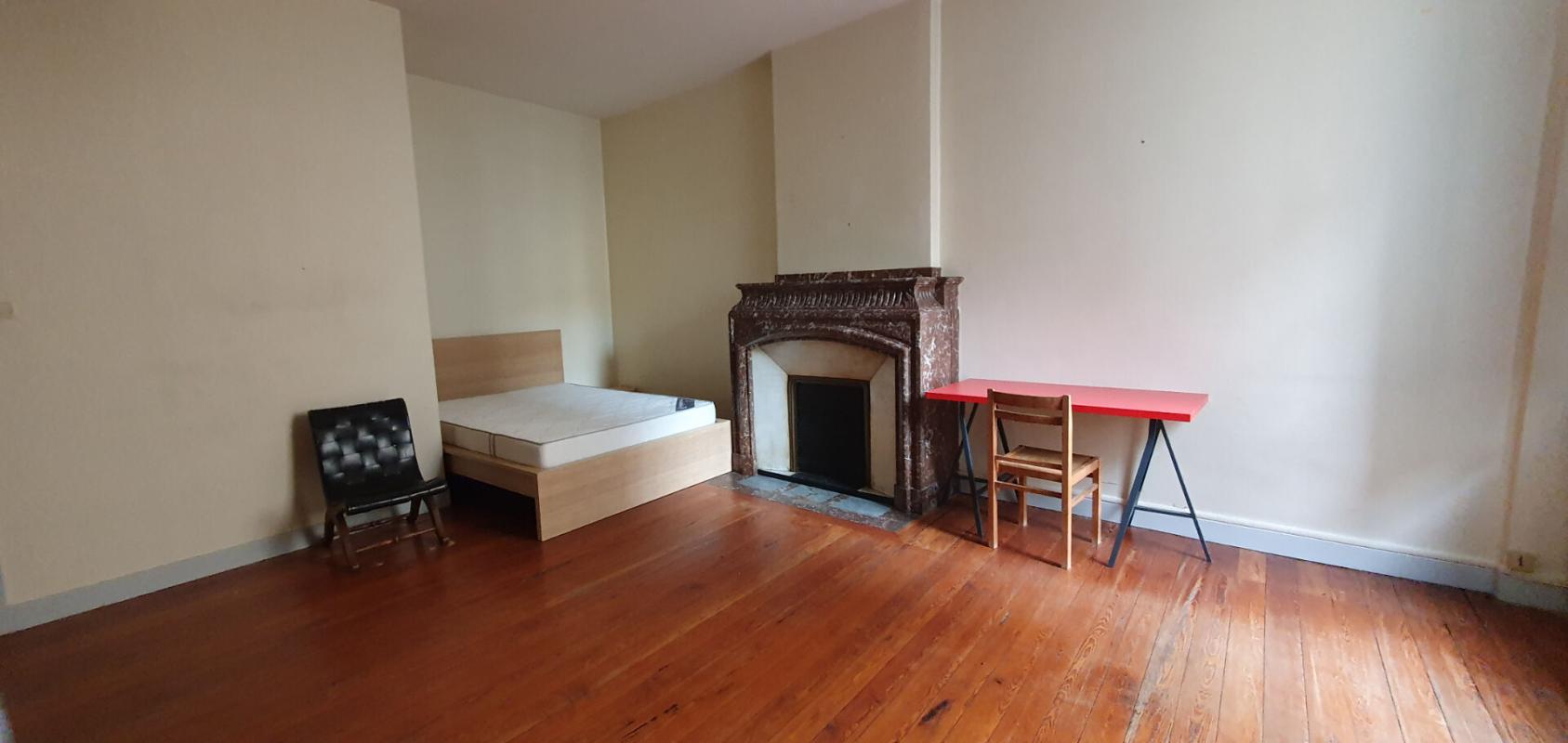 CARCASSONNE EXCLUSIVITE ! Investissez dans l'histoire ! Un hôtel particulier avec tour classée du XVe siècle, 7 appartements, un local commercial loué et une cour intérieure pleine de charme. Un bien unique à Carcassonne 5