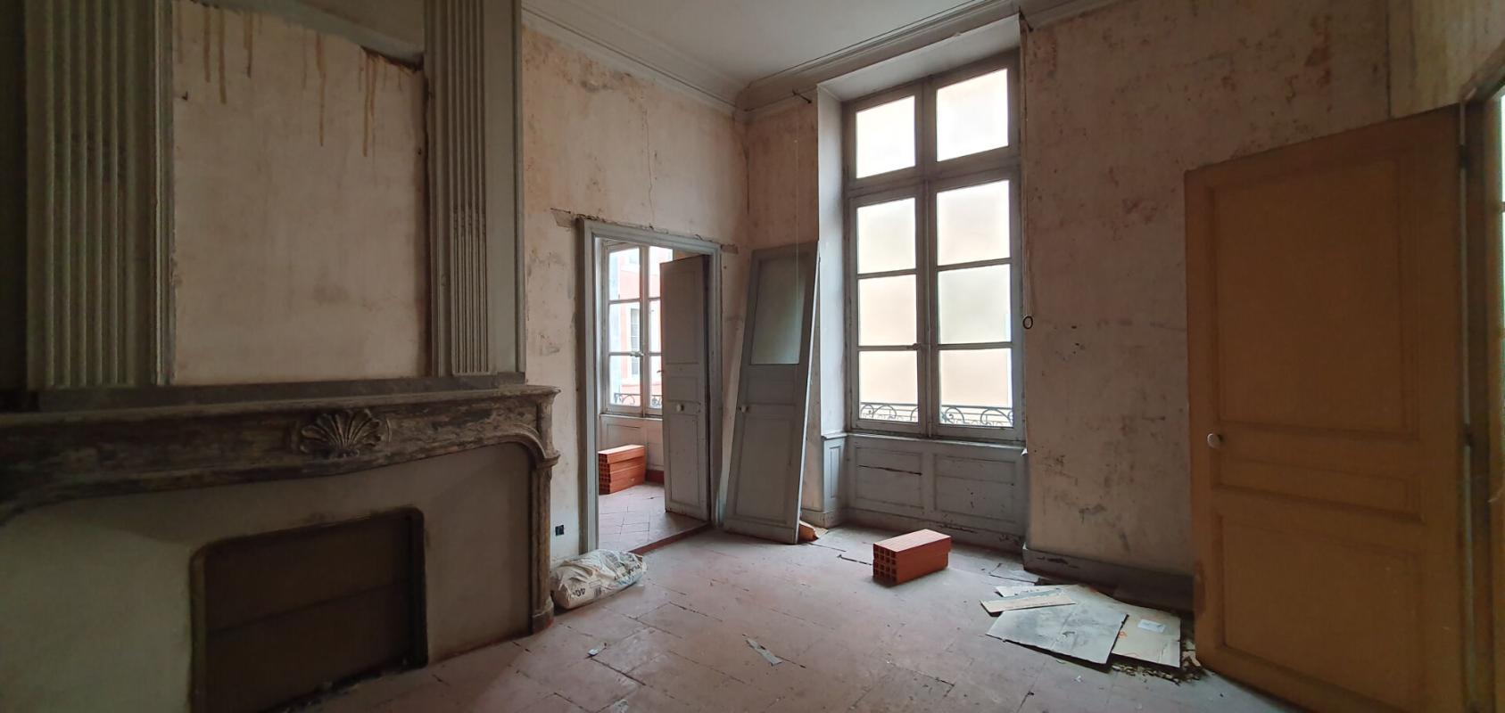 CARCASSONNE EXCLUSIVITE ! Investissez dans l'histoire ! Un hôtel particulier avec tour classée du XVe siècle, 7 appartements, un local commercial loué et une cour intérieure pleine de charme. Un bien unique à Carcassonne 7