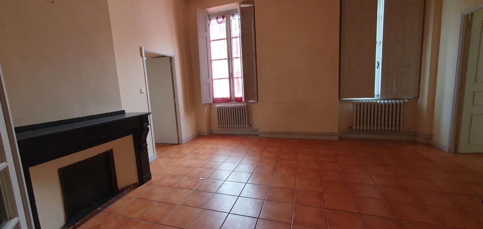 CARCASSONNE EXCLUSIVITE ! Investissez dans l'histoire ! Un hôtel particulier avec tour classée du XVe siècle, 7 appartements, un local commercial loué et une cour intérieure pleine de charme. Un bien unique à Carcassonne 8