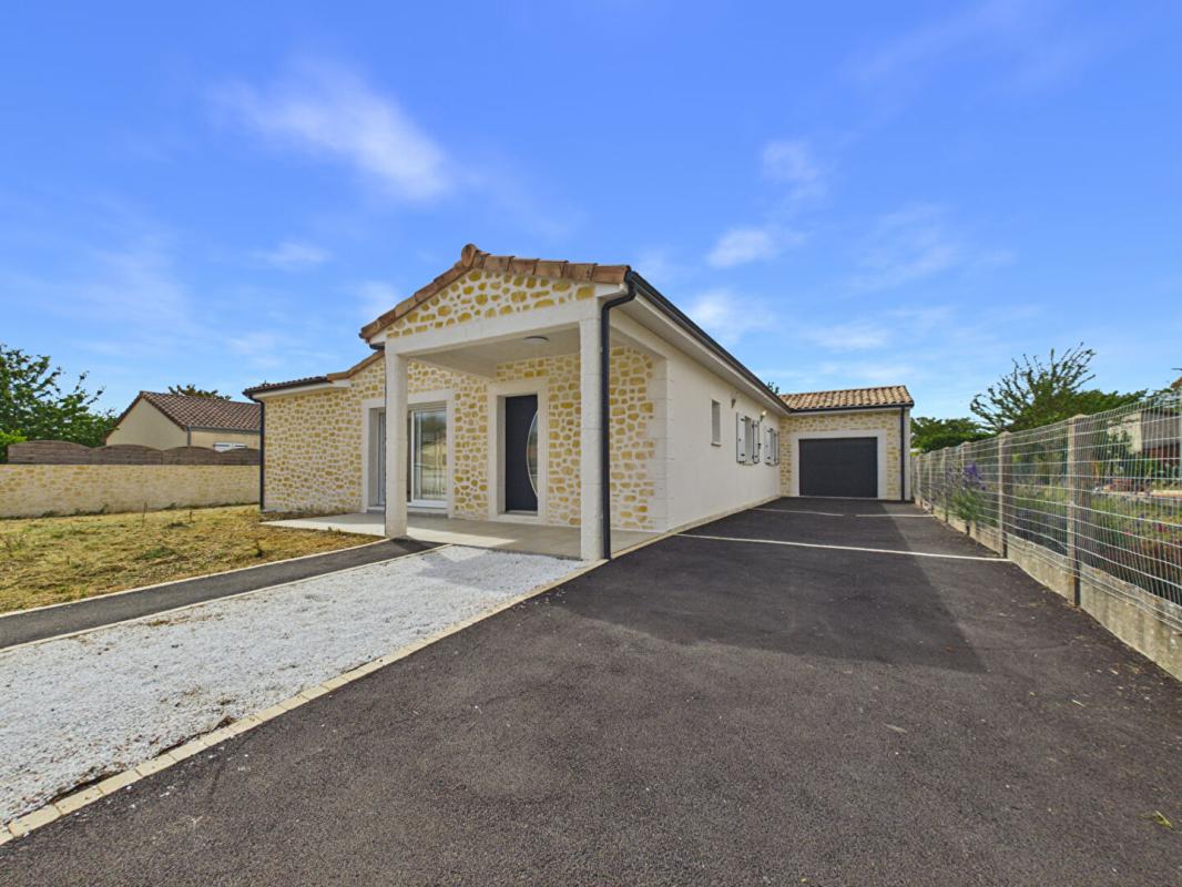 LUSIGNAN Maison neuve plain pied de 113 m2 à St Sauvant , 3 chambres , terrain de 741 m2 , garage 11