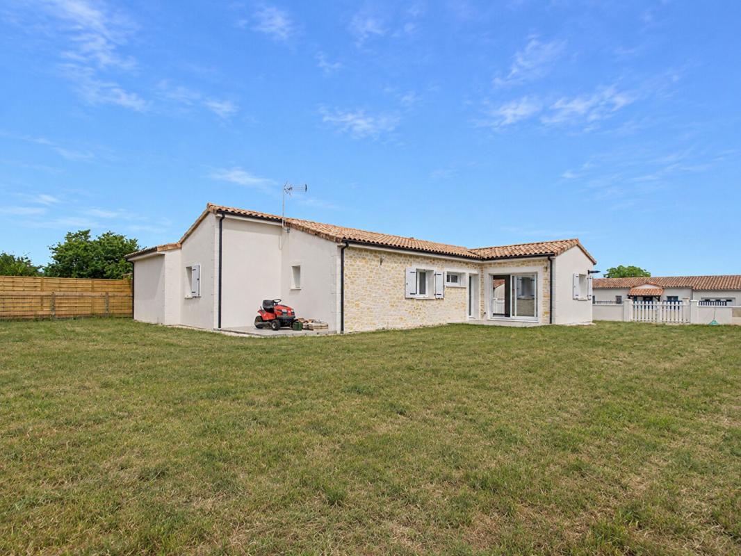LUSIGNAN Maison neuve plain pied de 113 m2 à St Sauvant , 3 chambres , terrain de 741 m2 , garage 12
