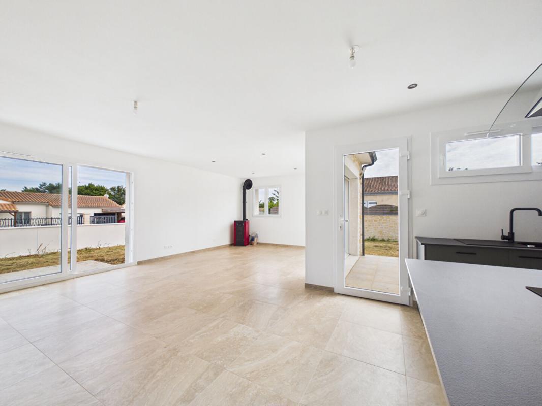 LUSIGNAN Maison neuve plain pied de 113 m2 à St Sauvant , 3 chambres , terrain de 741 m2 , garage 5