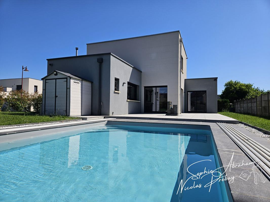 TOURY Maison contemporaine BBC , 3 chambres, garage de 48 m², jardin avec piscine 1