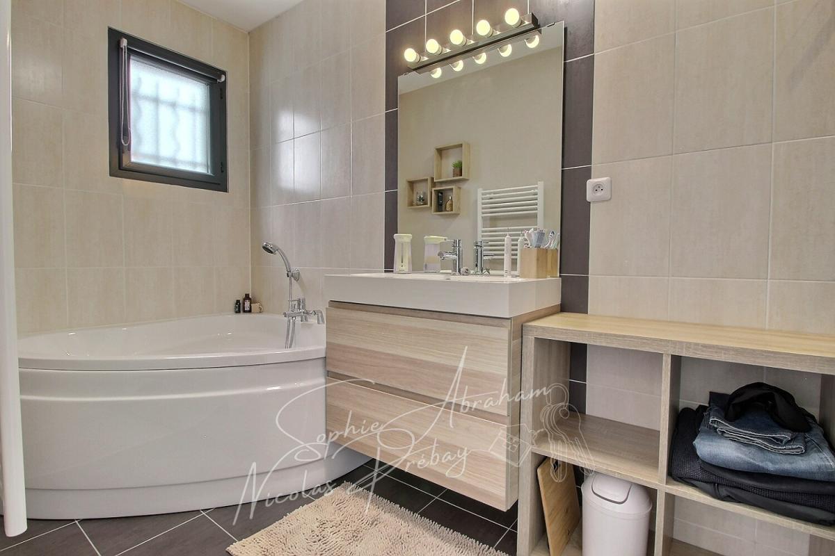 TOURY Maison contemporaine BBC , 3 chambres, garage de 48 m², jardin avec piscine 8
