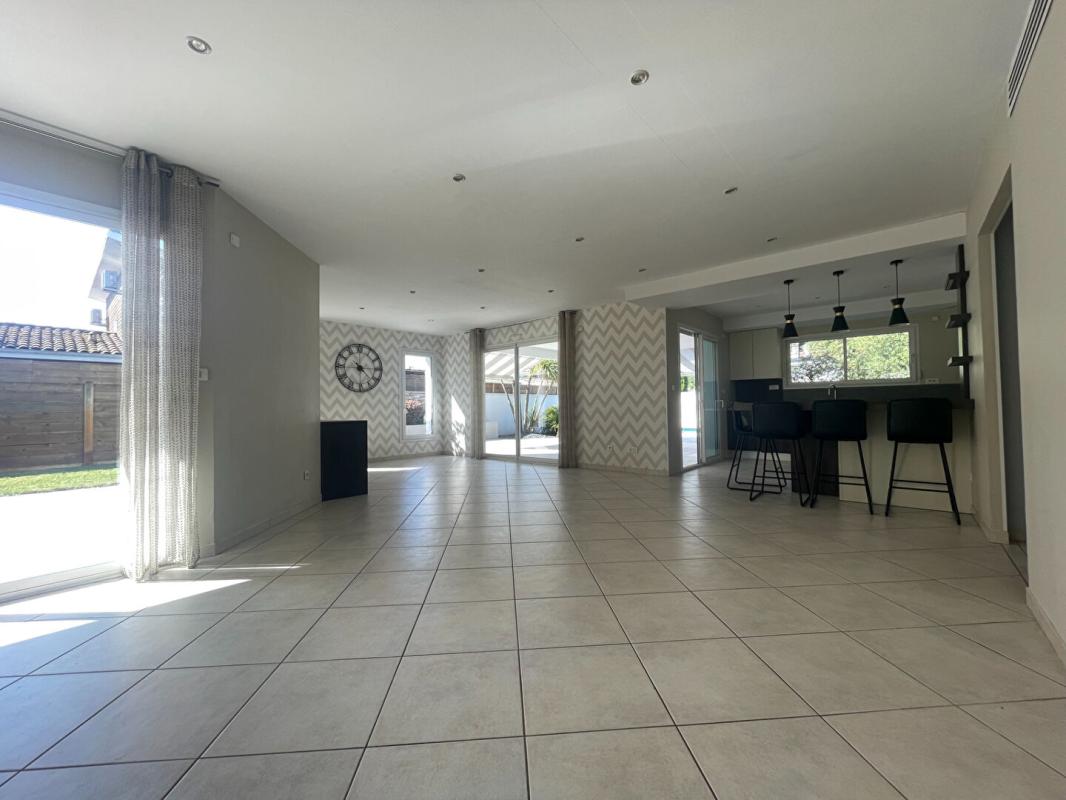 PESSAC Maison Pessac 7 pièce(s) 5 CHAMBRES + BUREAU 194 m2 8