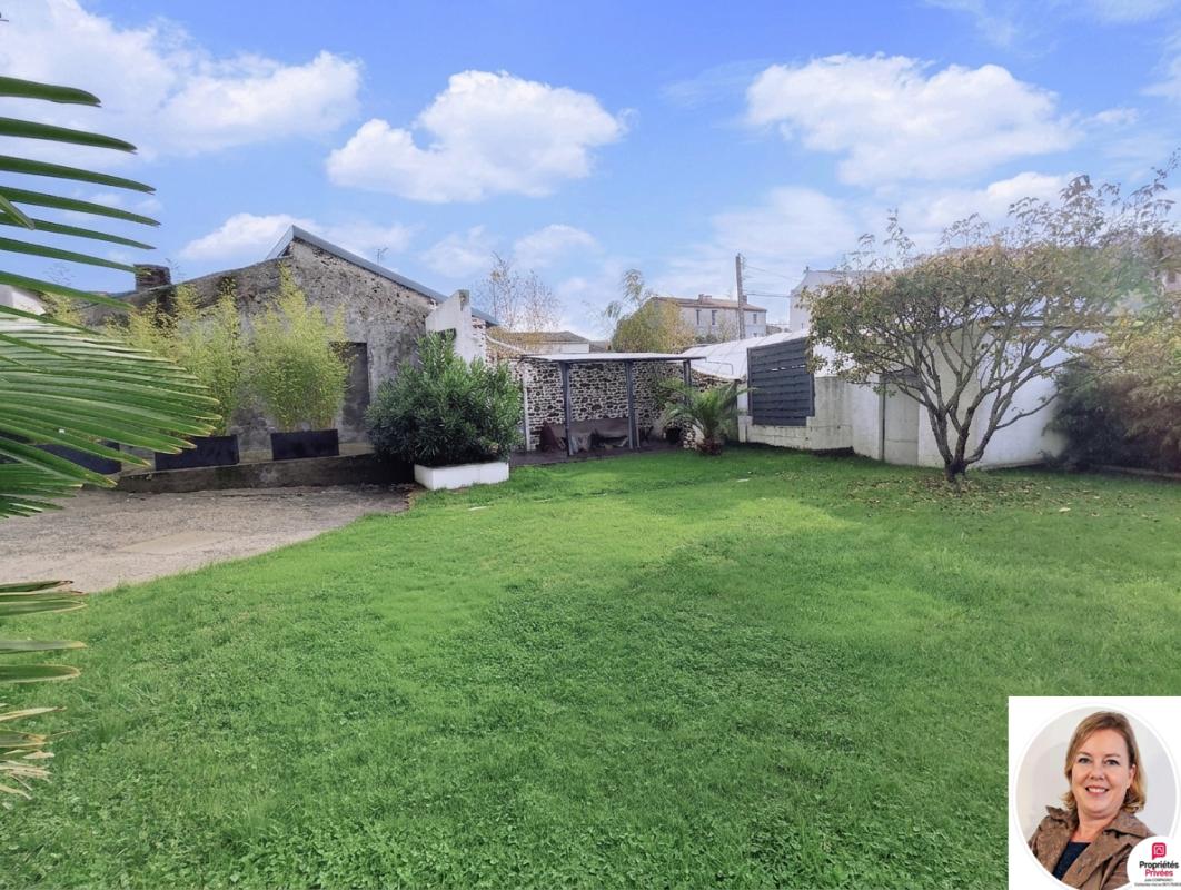 CHAUDRON-EN-MAUGES Maison 184 m² env.- 5 chambres -2 garages - abris et jardin 15