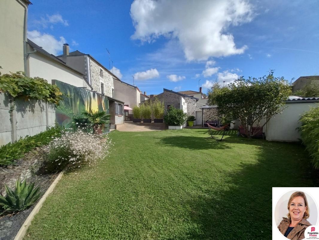 CHAUDRON-EN-MAUGES Maison 184 m² env.- 5 chambres -2 garages - abris et jardin 8
