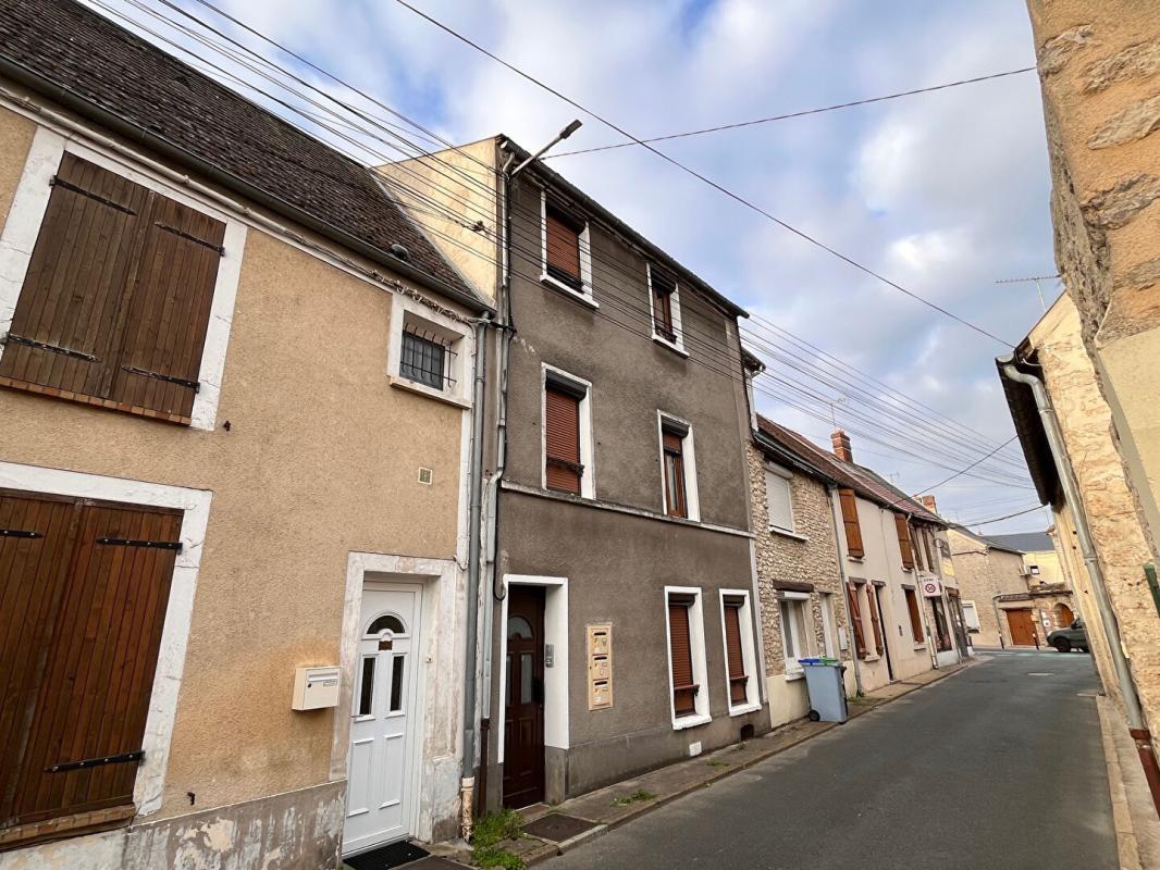 ANGERVILLE Immeuble Angerville 6 pièce(s) 130 m2 1