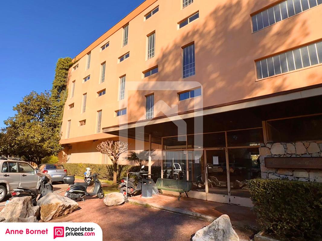 PEYMEINADE Studio 24 m2, terrasse, parc de 4 hectares, parkings 9