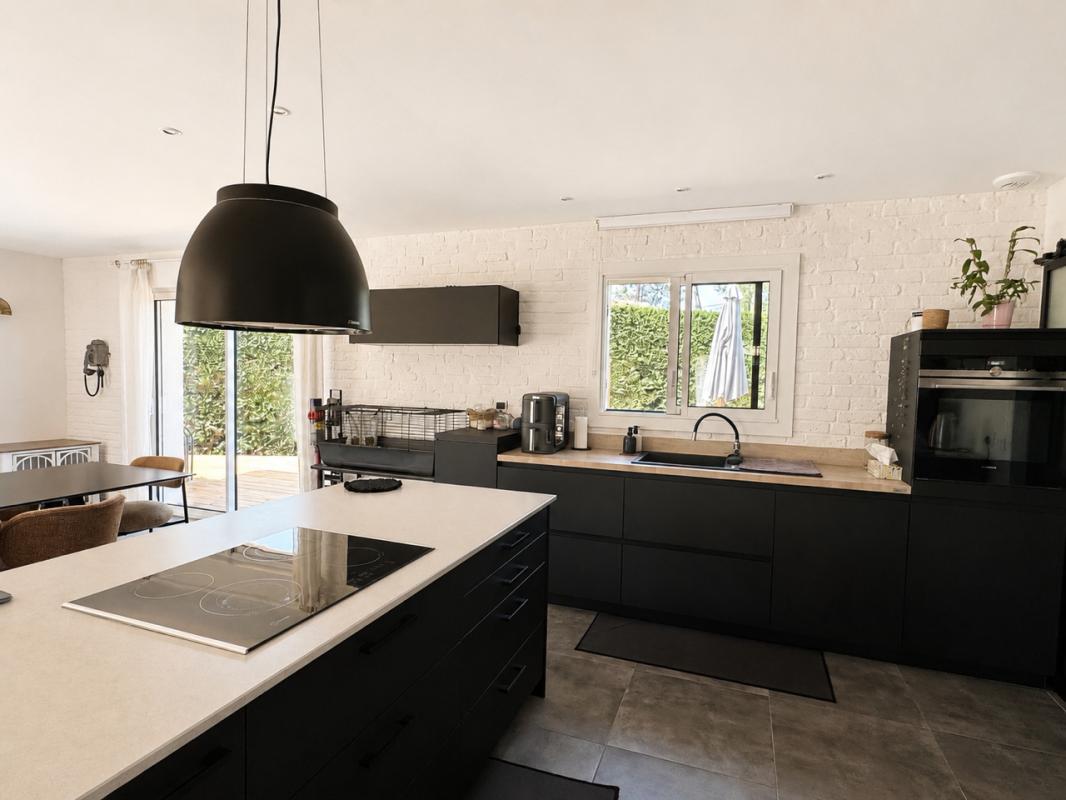 SALLES Maison Salles centre : 7 pièces 162 m2 garage et piscine et grand terrain 12
