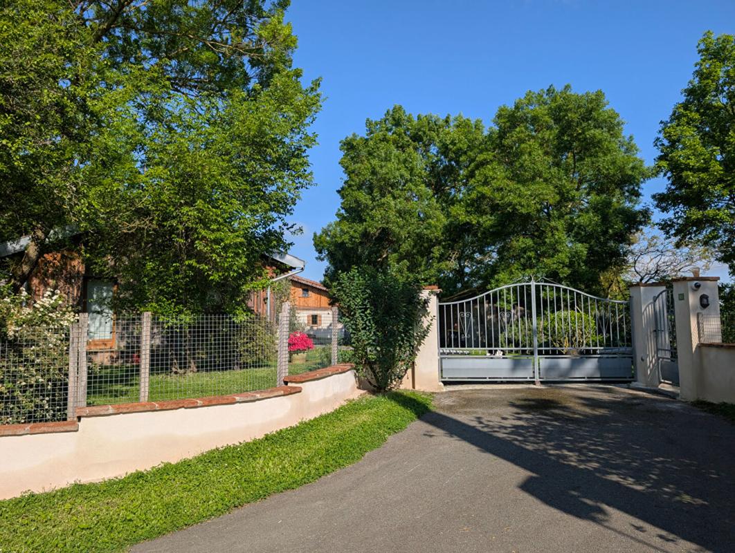POUY-DE-TOUGES Maison du 18ème rénovée de 235 m2 avec dépendances sur terrain de 7468 m² 12